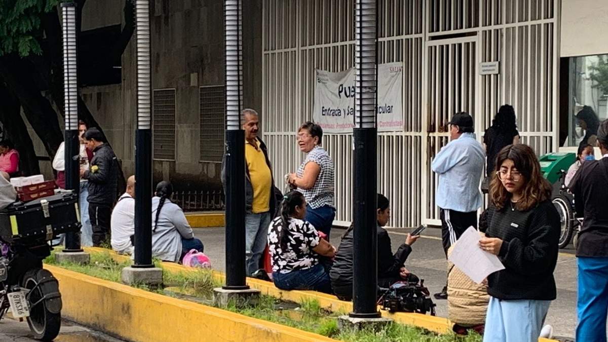 La tía abuela de Tifany (al centro, de blusa gris) en el Instituto Nacional de Rehabilitación “Luis Guillermo Ibarra Ibarra”