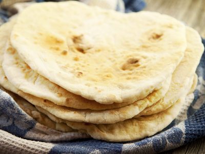 Pan pita en sartén y sin amasar: una receta económica que te salva en cualquier almuerzo o cena