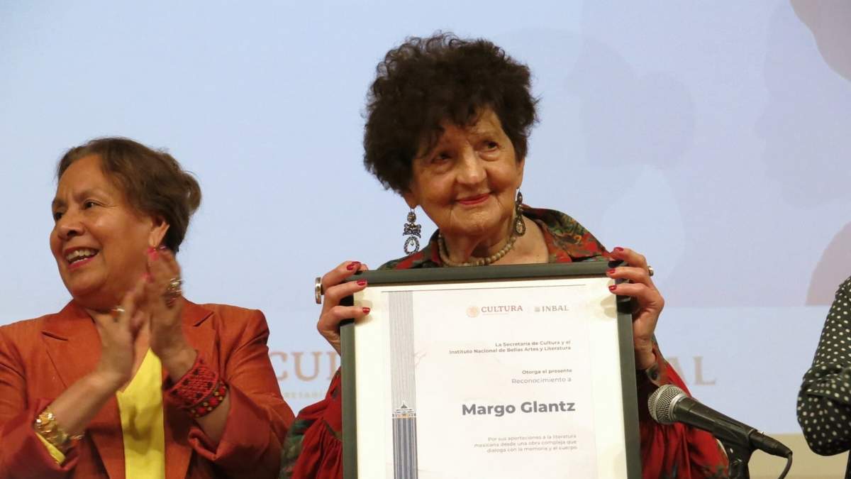 La autora mexicana Margo Glantz recibe un premio al mérito del Instituto de Bellas Artes y Literatura de México en la Ciudad de México