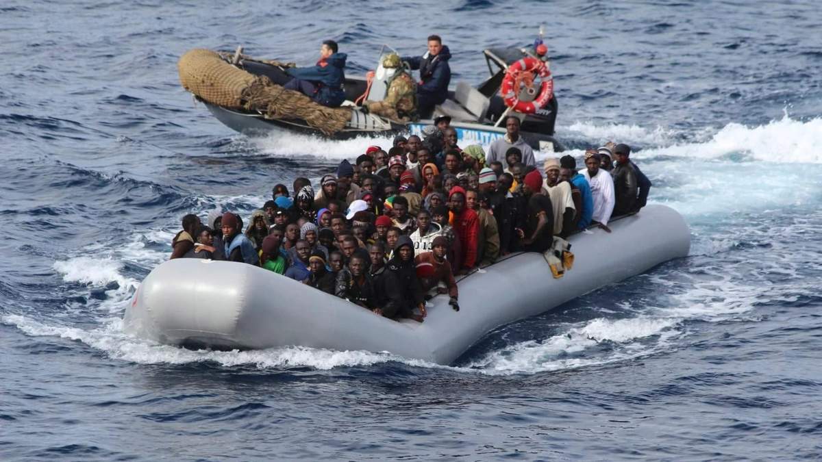 La mayoría de los refugiados llegan a las costas europeas apiñados en botes precarios. Fuente: (Twitter)