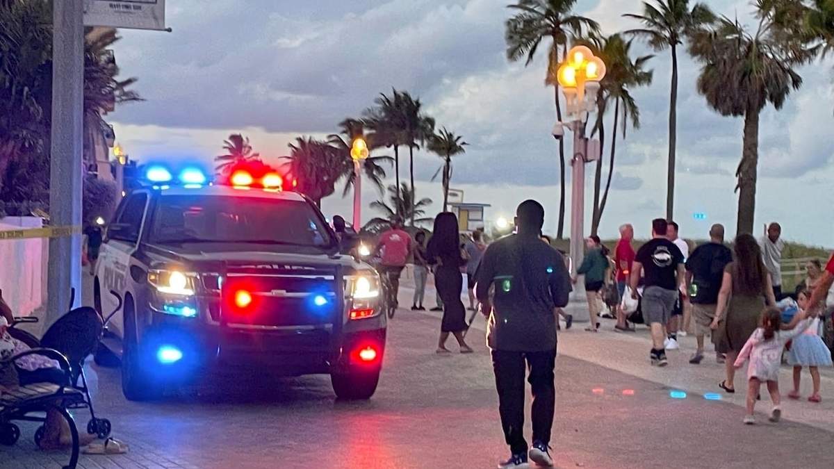 Policías atienden reportes de disparos cerca del malecón de Hollywood Beach en Hollywood, Florida