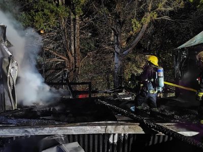 Voraz incendio en San Martín de los Andes: una casa de madera quedó reducida a cenizas
