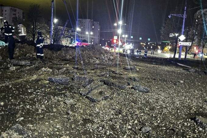 Cráter que dejó la explosión que sacudió la ciudad rusa de Belgorod cerca de la frontera con Ucrania