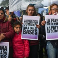 Gremios marchan al Congreso en rechazo a la Ley de Bases