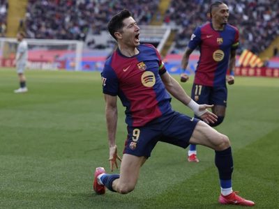 Barcelona vence 1-0 al Alavés y se acerca al Real Madrid, líder de la liga española
