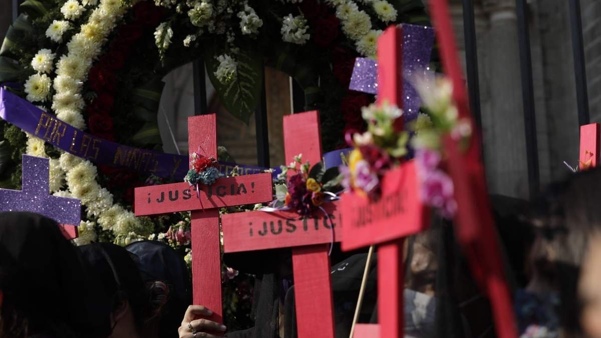 Mujeres activistas participaron en la protesta Luto Nacional para exigir justicia por los feminicidios de mujeres y niñas