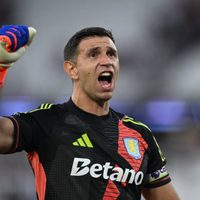 Con el apoyo de su familia: el Dibu Martínez se recuperó de su mal partido