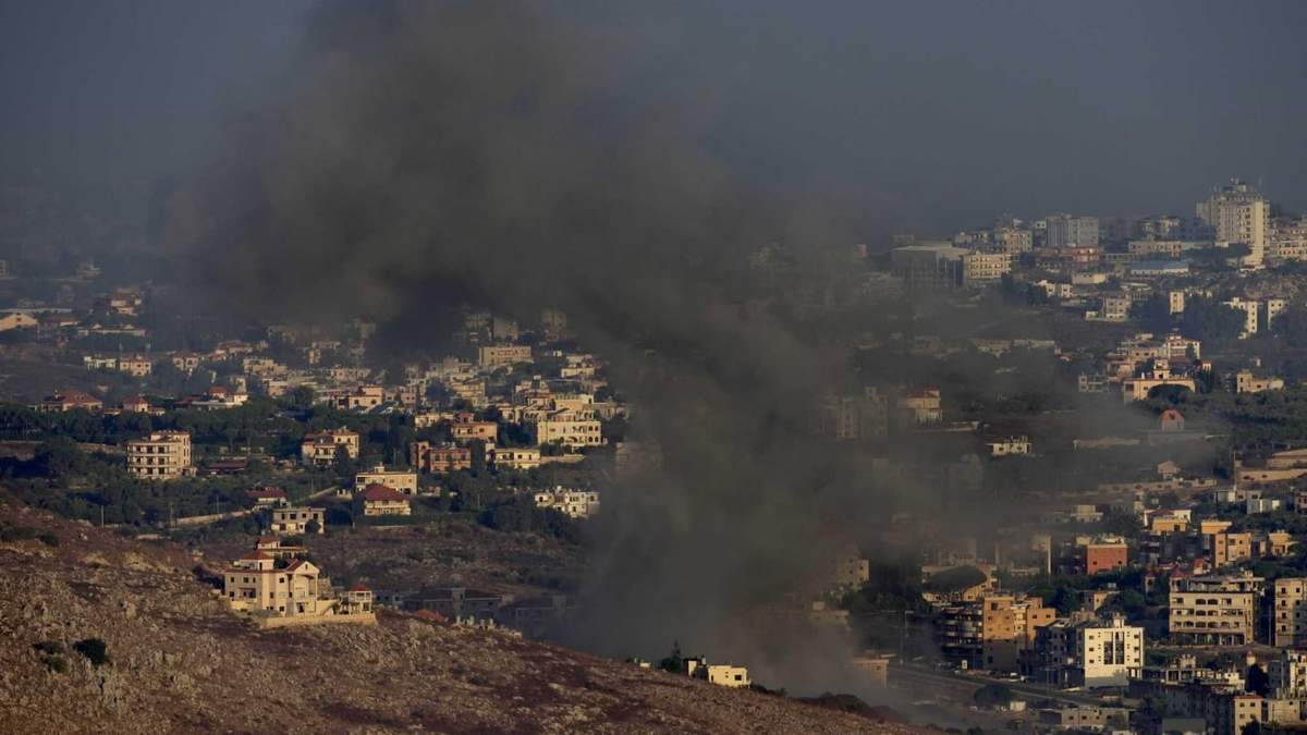 El humo se alza de un ataque aéreo israelí en la población de Kfar Rouman, vista desde la localidad de Marjayoun, en el sur de Líbano, el lunes 23 de septiembre de 2024