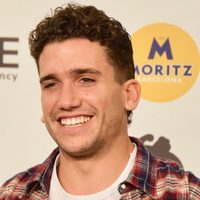 Jaime Lorente es motivo de risa por una increíble postal con ¿su mejor compañía de películas?
