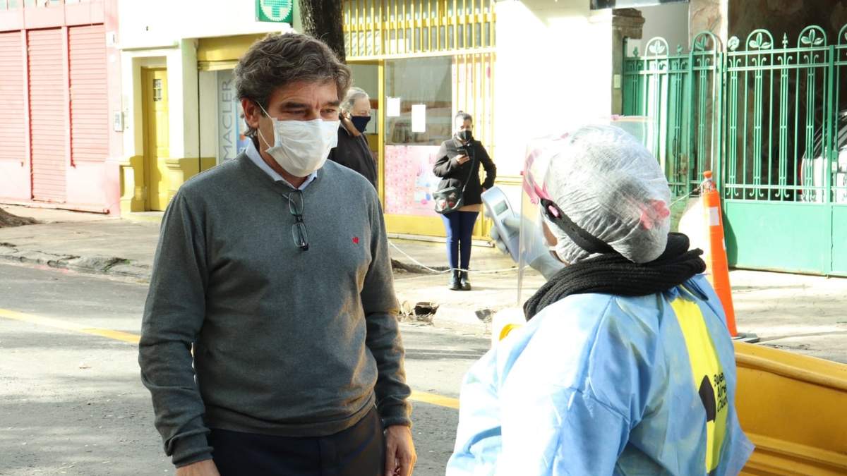 El ministro de Salud porteño, Fernán Quirós, junto a persona sanitario. Fuente: (Twitter)