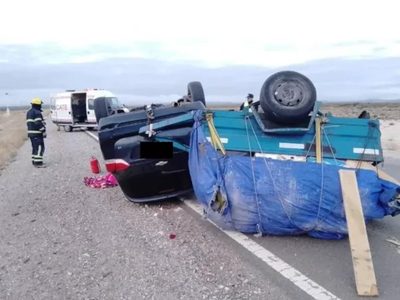 Una familia resultó con heridas leves tras volcar su auto en la ruta 237