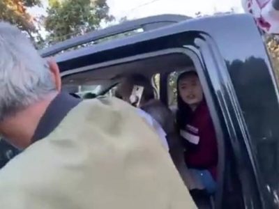 Hijo de Mireles insulta y corre a la viuda de su padre durante acto de campaña