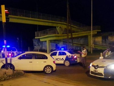En Centenario: un conductor huyó de un control policial y se chocó una rotonda