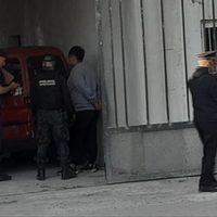 Detuvieron a los hombres que golpearon e intentaron secuestrar a un limpiavidrios