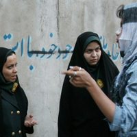 Adolescentes iraníes se quitan el velo y abuchean un discurso