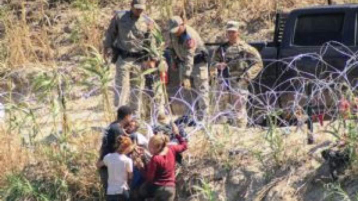 Migrantes, en su mayoría de nacionalidad venezolana, continúan intendando cruzar a Texas; la Patrulla Fronteriza los guían de regreso hacia un campanento improvisado bajo el puente internacional