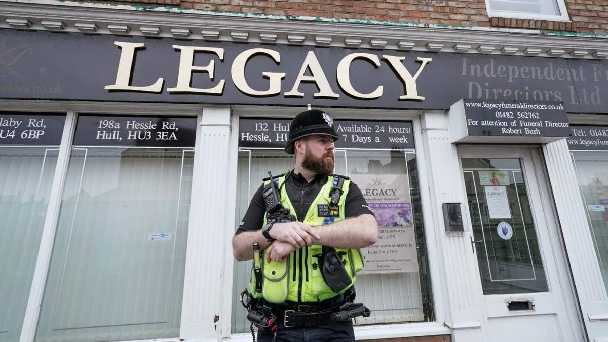 Un policía frente a la funeraria Legacy Independent Funeral Directors, en Hull, Inglaterra