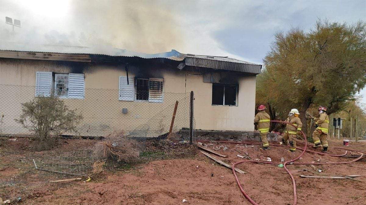 Explosión en la escuela 144 de Aguada San Roque. Fuente: (Twitter)