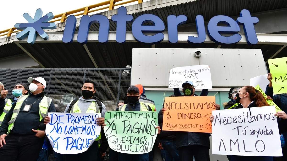Empleados de Interjet bloquean Circuito Interior en demanda de pagos caídos