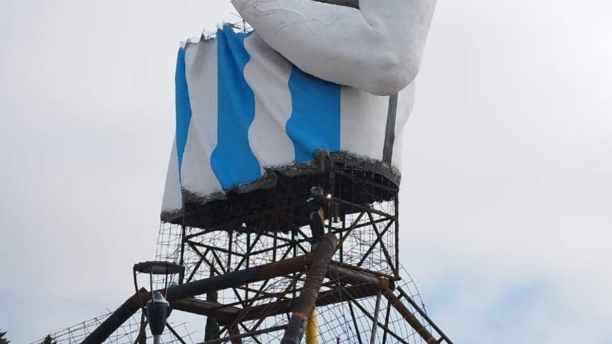 La figura terminada quedará de rodillas sosteniendo el trofeo mundialista con uno de sus brazos. Fuente: (Fuego 24)