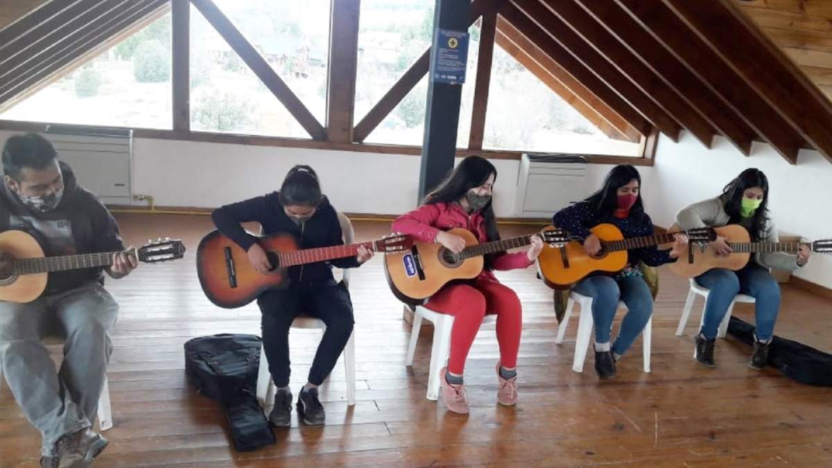 Una muy buena posibilidad para aprender guitarra en Villa Pehuenia. Fuente: (Twitter).