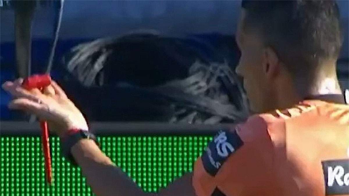 Yael Falcón Pérez muestra el martillo de colectivo que le arrojaron
