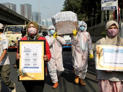 Indonesia: desfilan todos los días con un ataúd para concientizar sobre el peligro del coronavirus