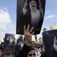 Iraníes se reúnen para los funerales del presidente tras el accidente aéreo