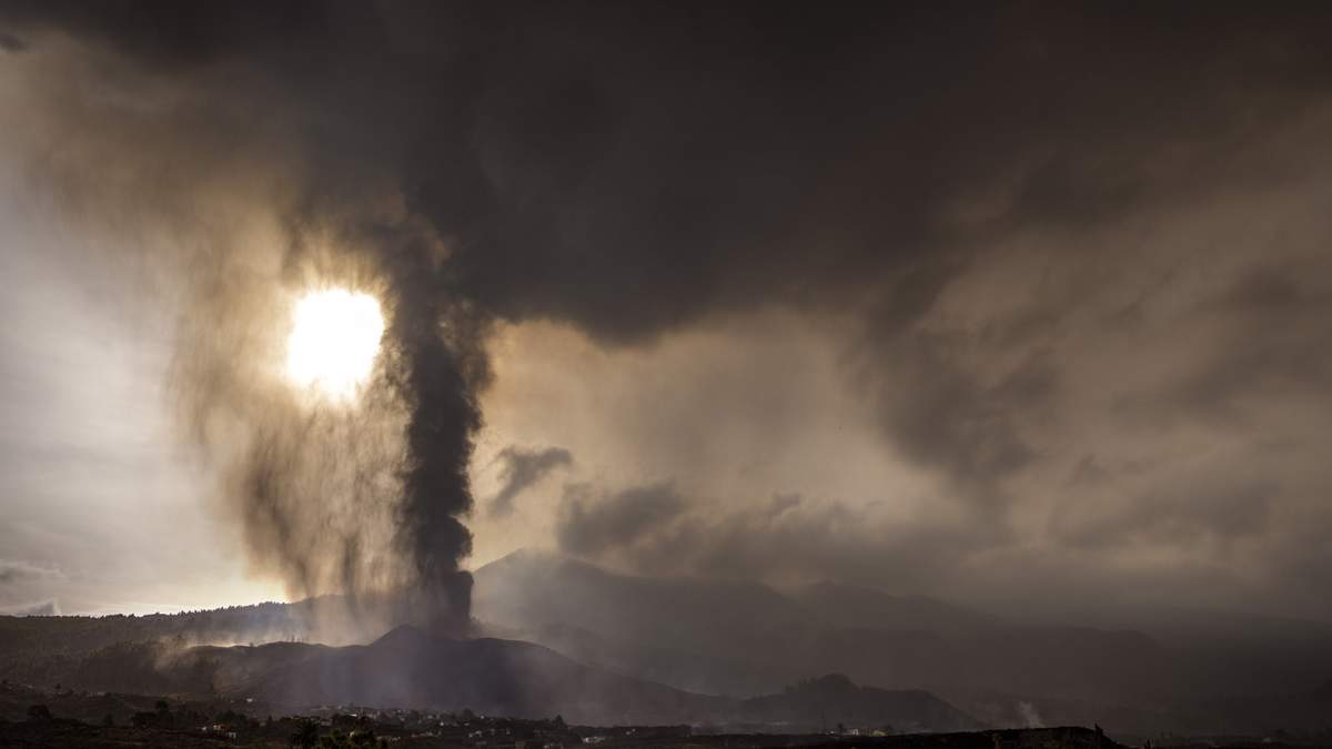 La  nube de dióxido de azufre que cubrirá a España. Fuente: (Twitter)