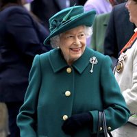 Reina Isabel II pospone su reaparición pública por un dolor en la espalda