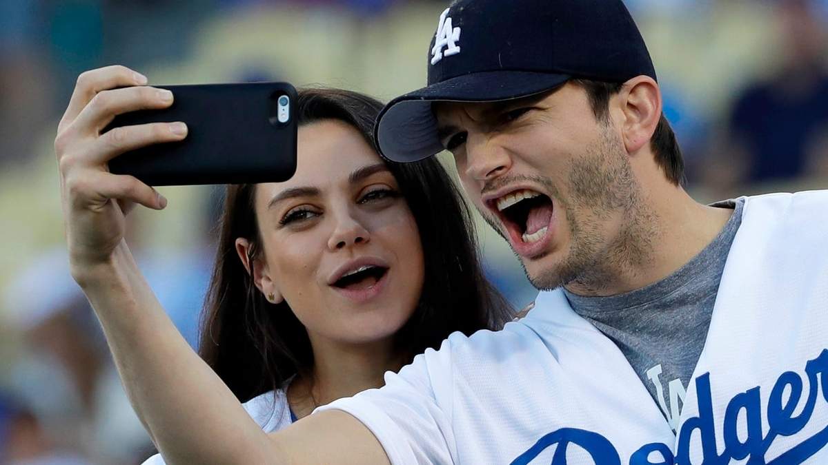 Ashton Kutcher y Mila Kunis. Fuente: (Instagram)