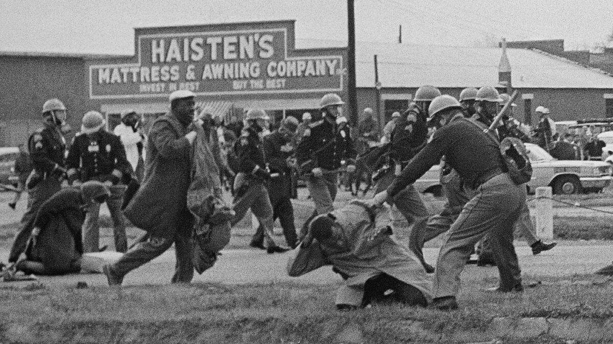 Un policía de Alabama golpea con un garrote a John Lewis, activista de derechos civiles, para disolver una marcha en Selma, Alabama, el 7 de marzo de 1965