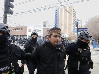La Policía desalojó a familias mapuches que bloqueaban el ingreso a Casa de Gobierno en Neuquén