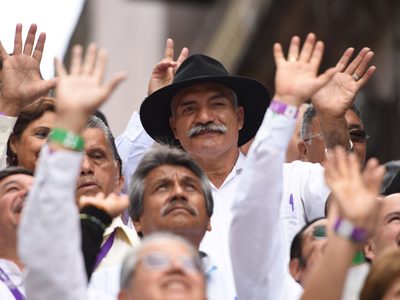 Familiares y amigos realizan cortejo fúnebre a José Manuel Mireles
