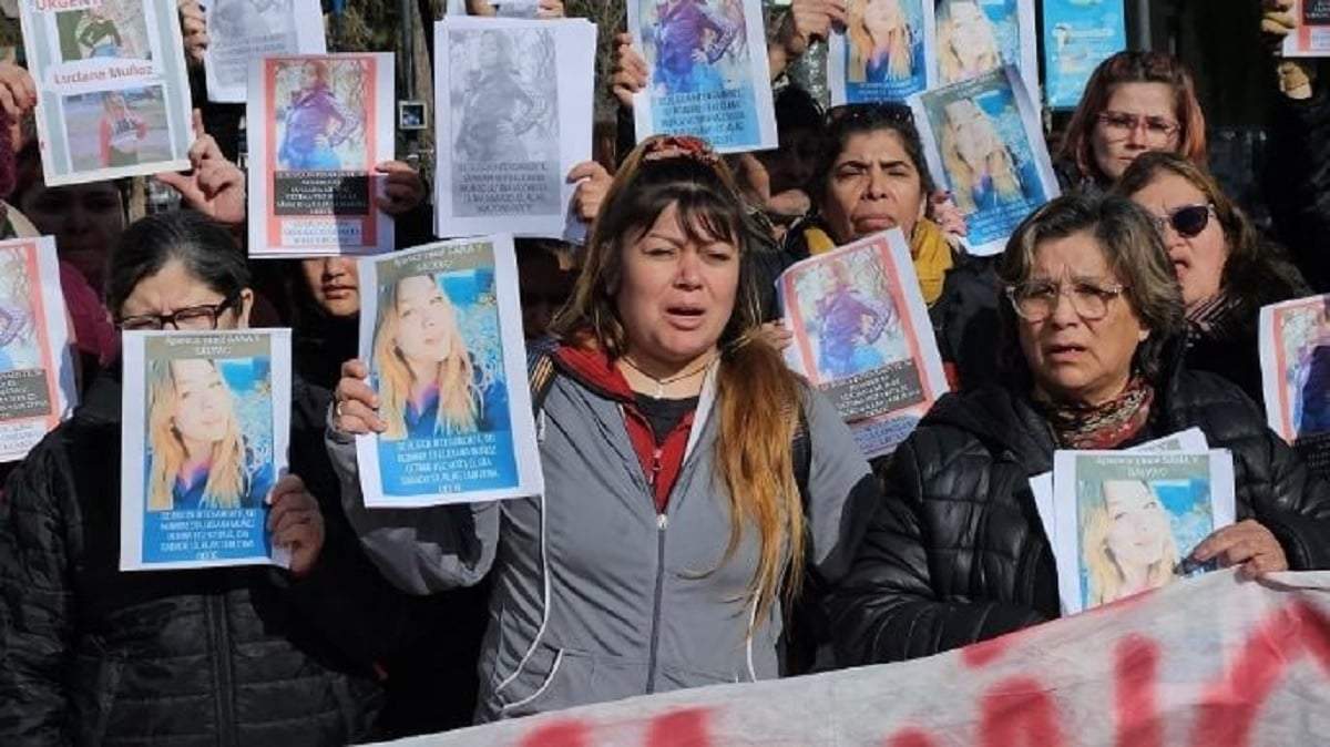 Lila Aguerre en una de las marchas por la aparición de Luciana, su hija. Fuente: (Minuto Neuquén)