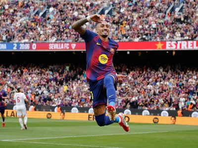 Raphinha anota triplete en victoria del Barcelona 5-2 vs. Sevilla y se mantiene como líder