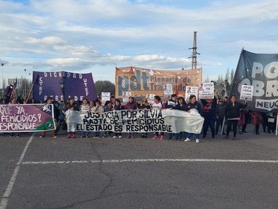 Marcharon en los puentes carreteros por los femicidios de Silvia y Patricia