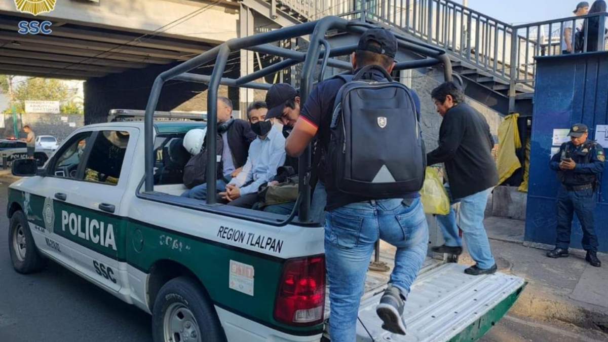 Pasajeros afectados por fallas en el Tren Ligero abordan una patrulla