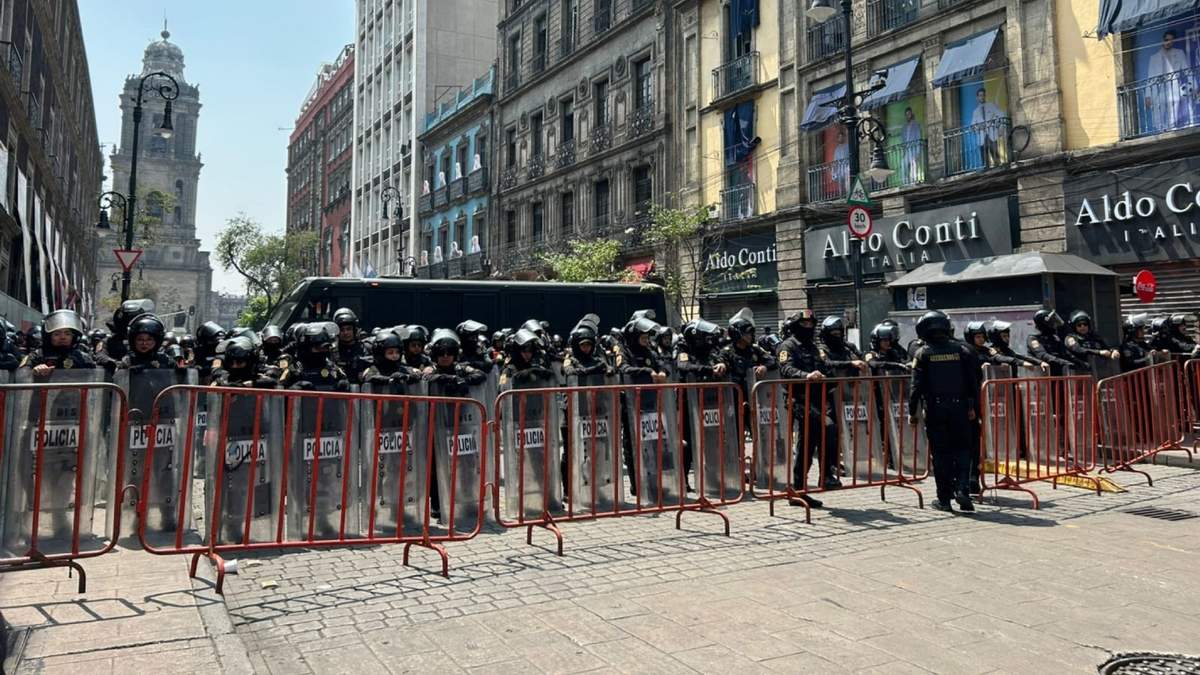 Cientos de policías de la Ciudad de México blindan diversas calles que llevan al Zócalo capitalino
