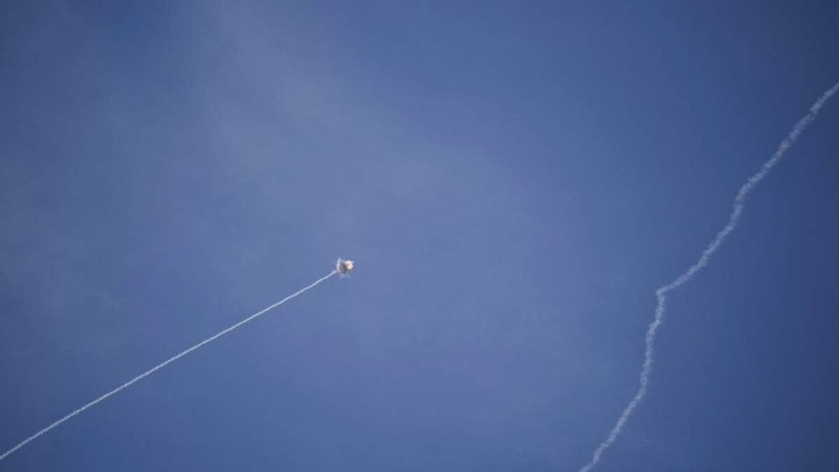 Israel impactó un suburbio de Beirut con un ataque aéreo el viernes, no mucho tiempo después de que Hezbollah azotó el norte de Israel con 140 cohetes