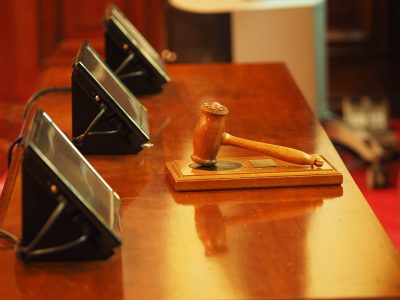 Dos conocidos miembros de la comunidad gitana irán a juicio por estafas
