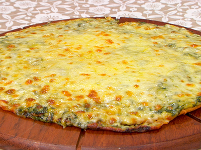 Fainá gratinada con queso y espinaca: una receta bomba que van a amar en casa para comer algo calentito este finde
