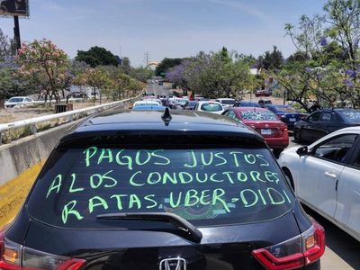 Conductores de plataformas paralizan vialidades de Zapopan y Guadalajara; bloquean aeropuerto