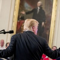 Trump desafía a legisladores de EU y ahora invita a Putin a la Casa Blanca