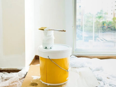 No tires el balde de pintura vacío que tenés en casa: creá esta maceta gigante con toda la onda