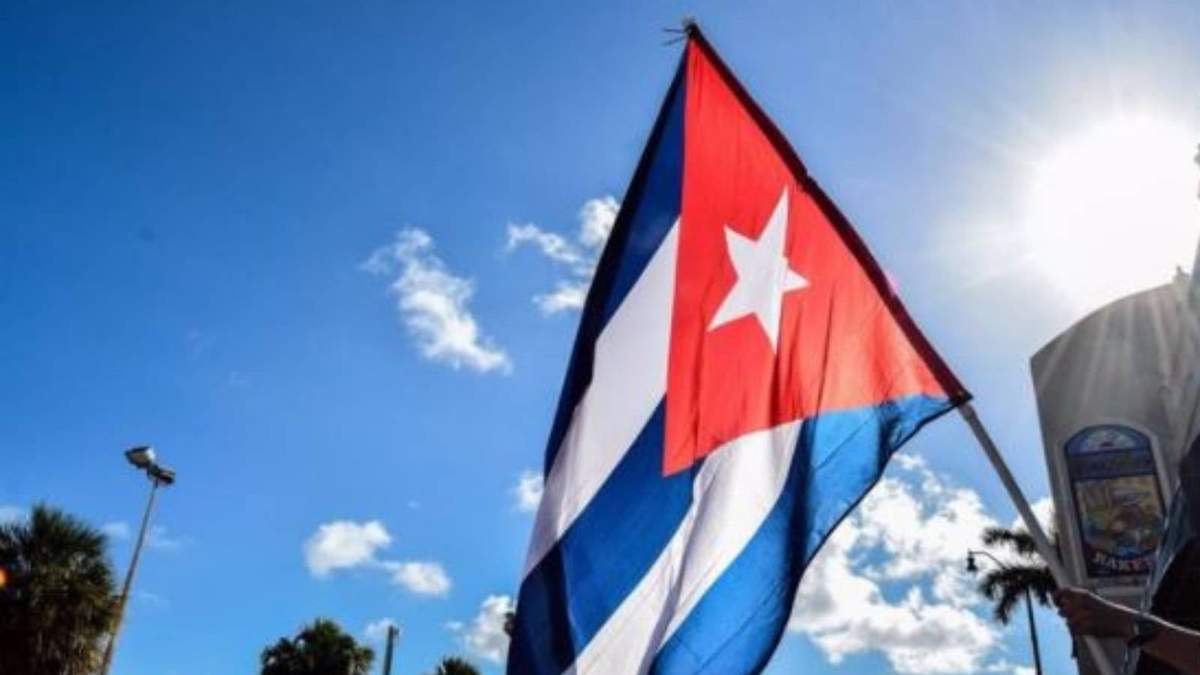 Bandera de Cuba en una protesta contra el gobierno de la isla en Miami