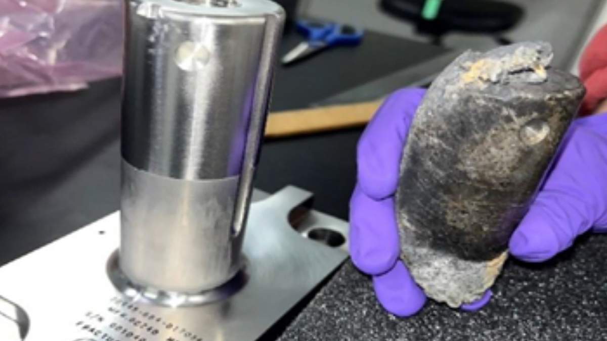 Trozo de basura espacial de equipo desechado de la Estación Espacial Internacional