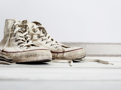 El trucazo viral que promete quitarle las manchas a tus zapatillas blancas Converse y dejarlas nuevas