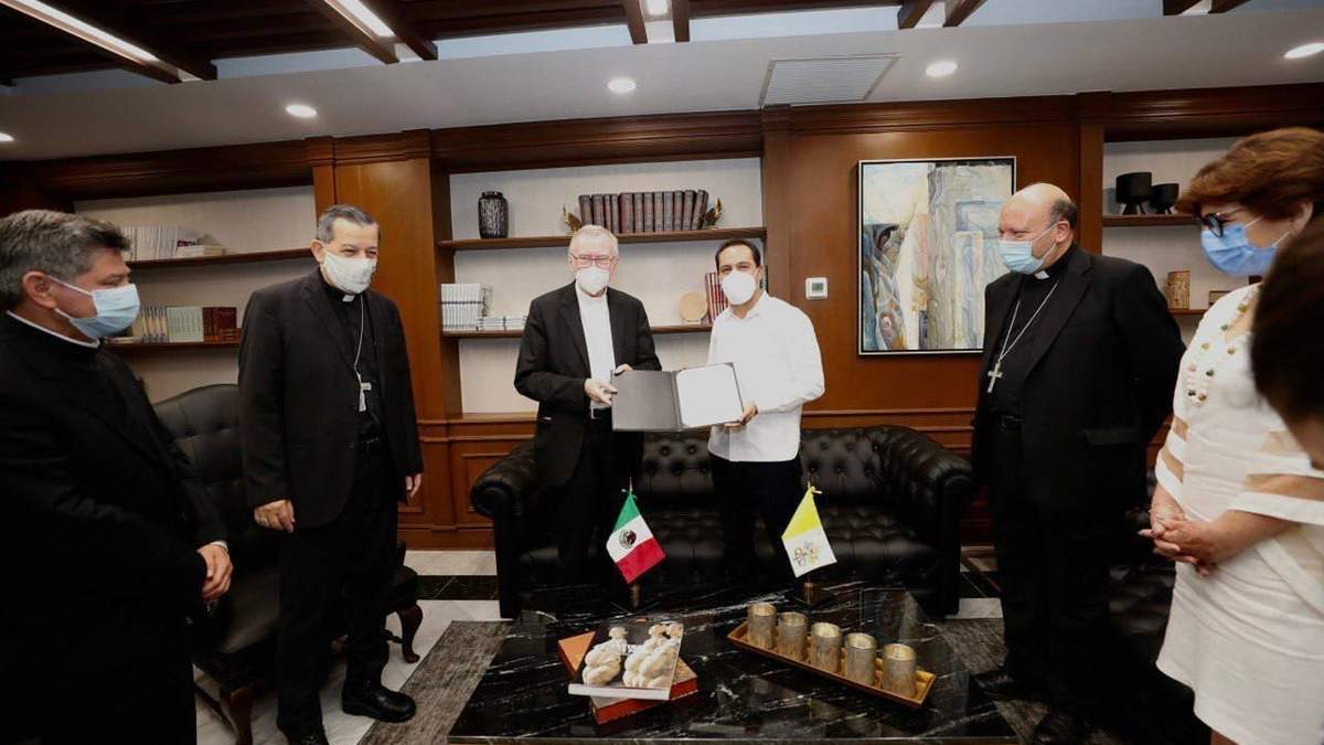 El mandatario yucateco se reunió hoy en su despacho del palacio de gobierno con el cardenal Pietro Parolin