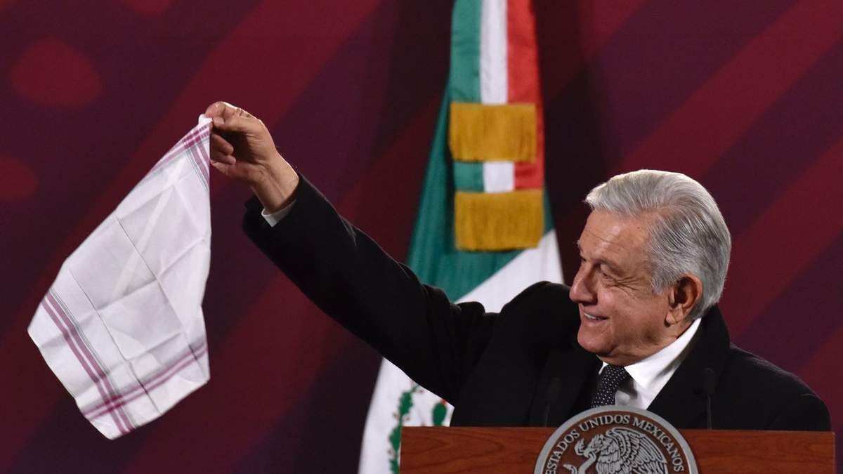 López Obrador afirmó que en su gobierno se ha logrado el objetivo de combatir la corrupción y de nuevo sacó su pañuelo blanco